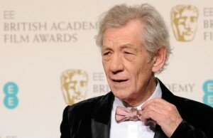 ian-mckellen-arruma-grava-borboleta-bafta-2013